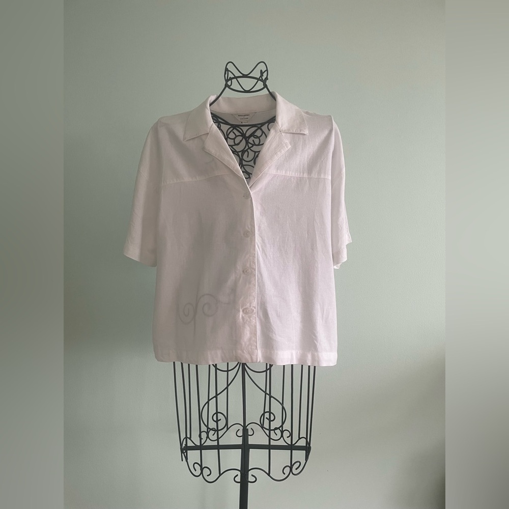 Banana Republic short sleeve blouse on white linen